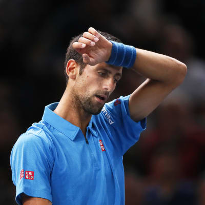 Novak Djokovic torkar svetten ur pannan.