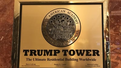 Skylten i Trump Tower är guldfärgad.