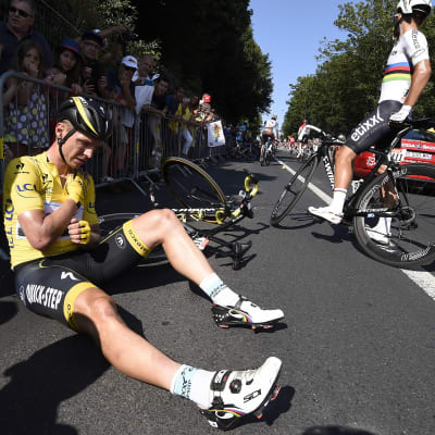 Tony Martin faller i Tour de France 2015.