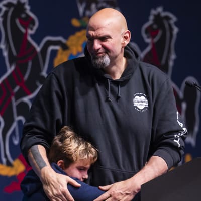Den nyvalda demokratiska senatorn John Fetterman kramar sin son efter att han vunnit i mellanårsvalet 2022