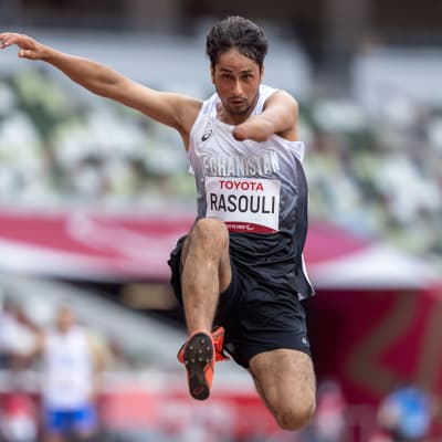 Afganistanin Hossain Rasouli hyppäämässä pituutta Tokion paralympialaisissa 31.8.2021.