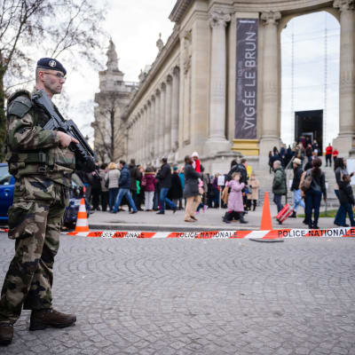 Säkerhetsförberedelser på Champs-Elysées i Paris på grund av terrorhot inför nyåret i Paris.