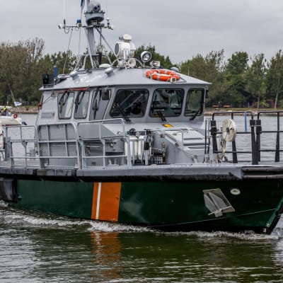 Finska vikens sjöbevakning assisterar båtförare från Hangö till Kotka.  