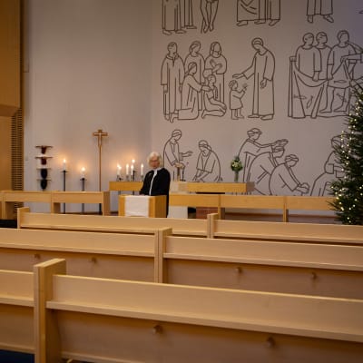 Kappalainen Marketta Antola lukee jouluhartautta Vuosaaren kirkossa.