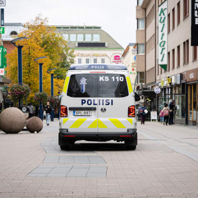 Poliisiauto partioi Jyväskylän keskustassa.