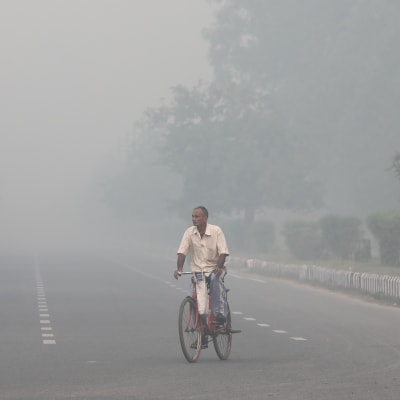 Kanpurin asukas kärsii hengitysvaikeuksista saasteiden vuoksi