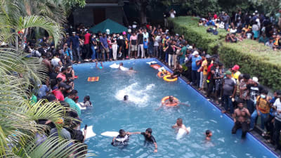 Residensets simbassäng var populär bland demonstranterna som brutit sig in i byggnaden. 