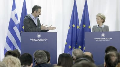 Kyriakos Mitsotakis och Ursula von der Leyen vid en presskonferens i Grekland.