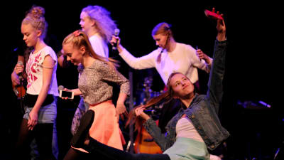 En grupp tjejer uppträder på en scen.