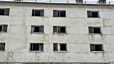 Ett övergivet våningshus i den estniska byn Martna i kommunen Lääne-Nigula.