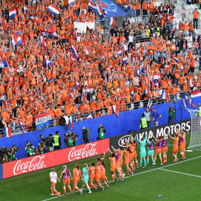 Nederländerna firar avancemanget med sina fans.