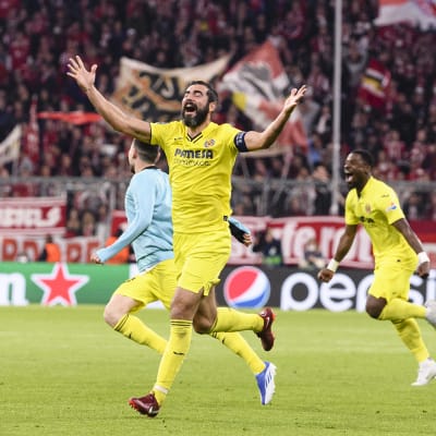 Villarrealin kokenut puolustaja Raul Albiol tuulettaa Mestarien liigan välieräpaikkaa Münchenissä huhtikuussa 2022.