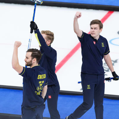 Svenska curlingherrarna firar.