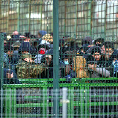 Flyktingar från Ukraina köar för att komma in i Polen vid en gränsstation i byn Medyka i östra Polen den 28 februari 2022.