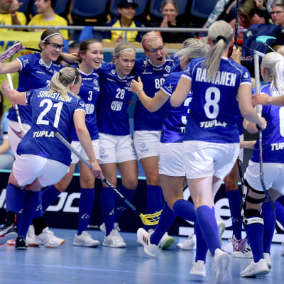 Finlands innebandydamer firar seger.
