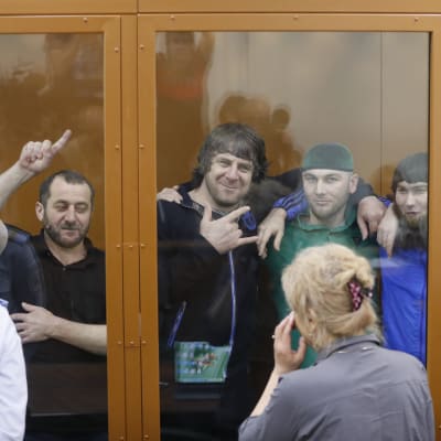 Khamzat Bakhajev, Temirlan Eskerchanov, Shadid Gubasjev, Anzor Gubasjev och Zaur Dadajev (från vänster till höger) i rättssalen i Moskva 12.7.2017.