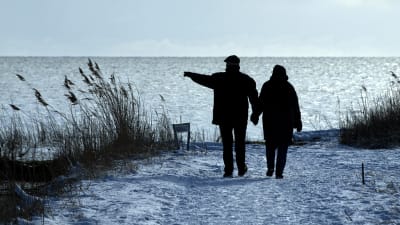 Par på promenad vid havet.