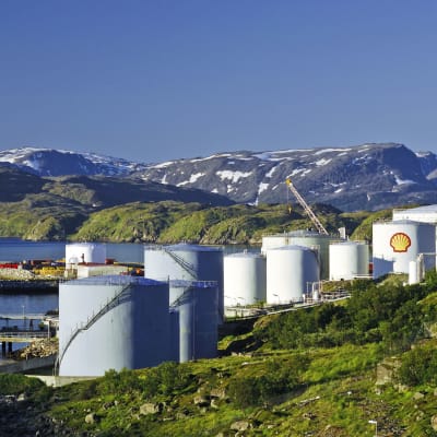 Oljecisterner och fjäll i Hammerfest
