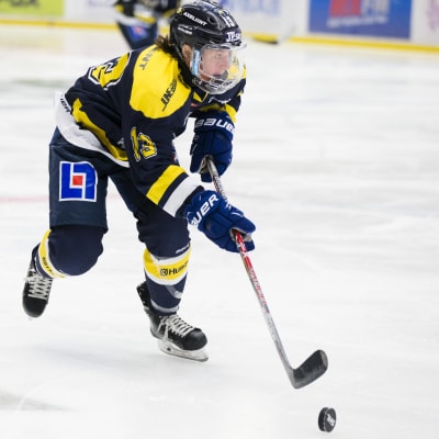 Riikka Välilä skrinnar med pucken.