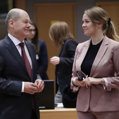 Finlands finansminister Katri Kulmuni och tyska kollegan Olaf Scholz vid ett finansministermöte i Bryssel i februari.