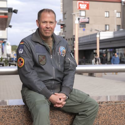 Markus istuskelee Rovaniemen Lordinaukiolla Saksan ilmavoimien lentäjätakki päällä.