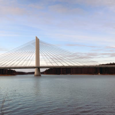 En illustrerande bild av hur den nya Räsundsbron kommer att se ut. Bilden är från Rävsundet, och visar de två 