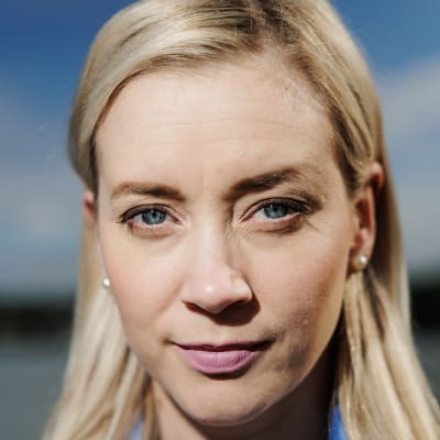 Sofia Virta kuvattiin Helsingissä Taivallahden rannassa.