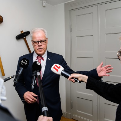 Sovittalulautakunnan puheenjohtaja Elina Pylkkänen puhui medialle.