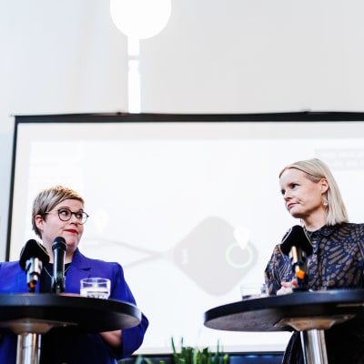 Perussuomalaisten puheenjohtaja Riikka Purra ja valtiovarainministeri, Keskustan puheenjohtaja Annika Saarikko kohtasivat politiikan toimittajien järjestämässä debatissa.