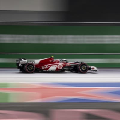 Carlos Sainz kör bil.