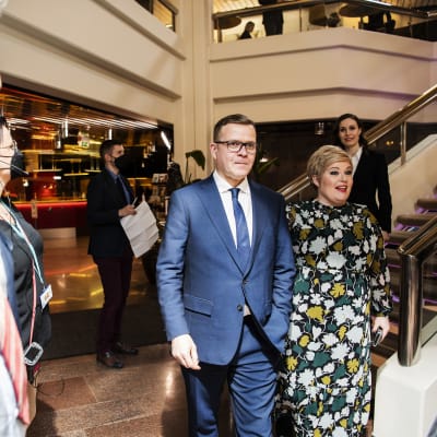 Petteri Orpo ja Annika Saarikko Kuntatalon aluevaalivalvojaisissa.