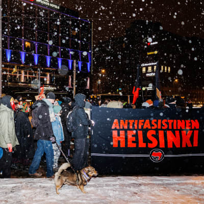 Helsinki ilman natseja -kulkue joulukuussa 2022.
