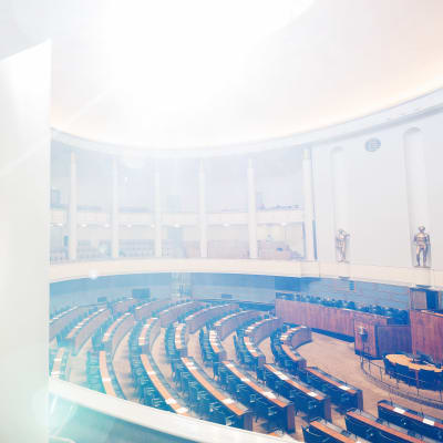 Täysistuntosali.