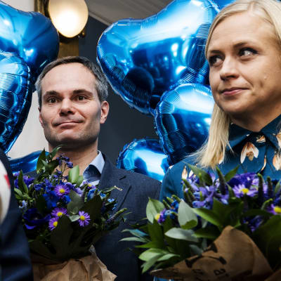 Kokoomuksen Petteri Orpo, Kai Mykkänen ja Elina Valtonen puolueen vaalivalvojaisissa 23. tammikuuta.