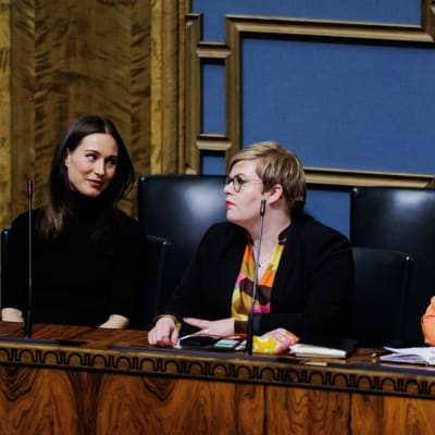 Sanna Marin, Annika Saarikko och Maria Ohisalo i plenisalen.