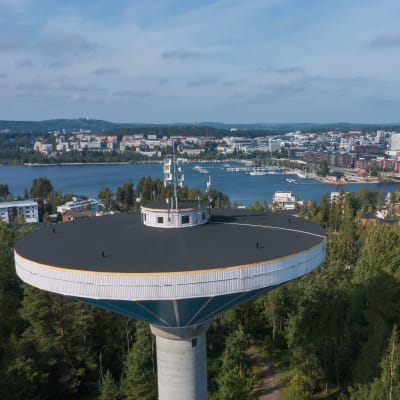 Etualalla Kuokkalan vesitornin lautanen. Taka-alalla Jyväskylän kaupunki.