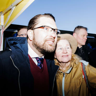 Jimmie Åkesson och Riikka Purra besökte Sannfinländarnas valevenemang i Helsingfors.