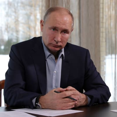 Putin istuu pöydän ääressä