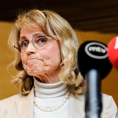 Kansanedustaja Päivi Räsänen kommentoi syytteidensä hylkäämistä eduskunnan Pikkuparlamentin kansalaisinfon tiloissa 30. maaliskuuta.