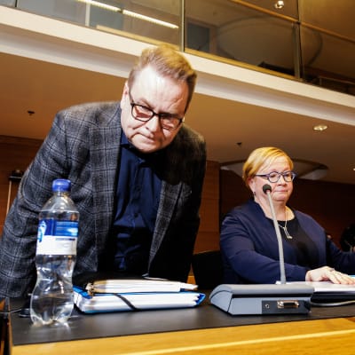 Erityisavustajana toimineelle Kari Jääskeläiselle luettiin 26. tammikuuta 2023 Helsingin käräjäoikeudessa syytteet petoksesta ja virkavelvollisuuden rikkomisesta.