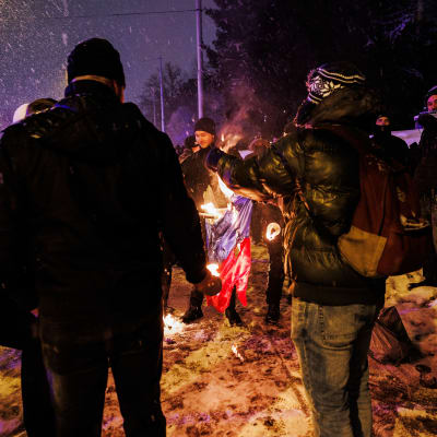Neljä 612-soihtukulkueeseen osallistunutta henkilöä poltti Venäjän lipun Hietaniemen hautausmaan portilla