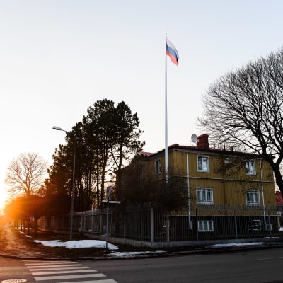 Rysslands konsulat i Mariehamn en vårdag: ryska flaggan vajar over ett gult trevåningshus.