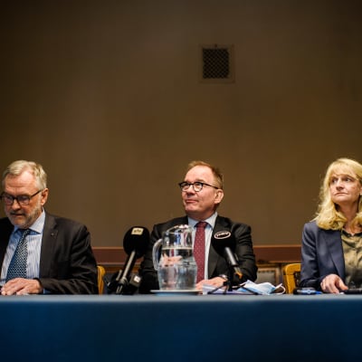 Hans Sverre Sjøvold, Antti Pelttari och Charlotte von Essen sitter på rad vid ett bord med mikrofoner på.