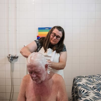 Merja Holopainen pesee asiakkaita maksua vastaan helsinkiläisellä Kotiharjun saunalla.