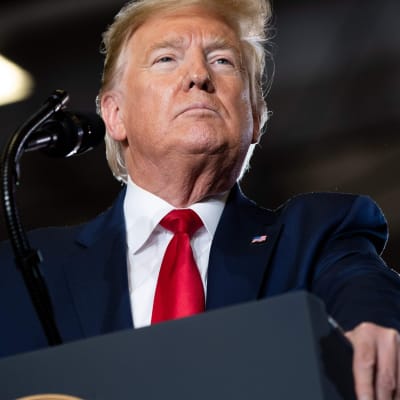 Donald Trump blickar ut från sitt podie
