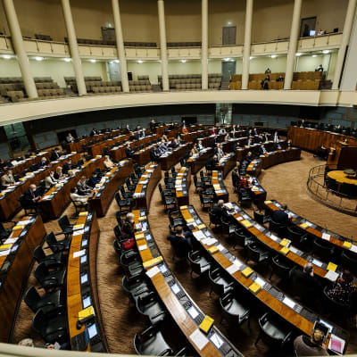 Hallitus vastasi 24. marraskuuta perussuomalaisten, kokoomuksen, kristillisdemokraattien ja Liike Nyt -puolueen välikysymykseen eduskunnassa.