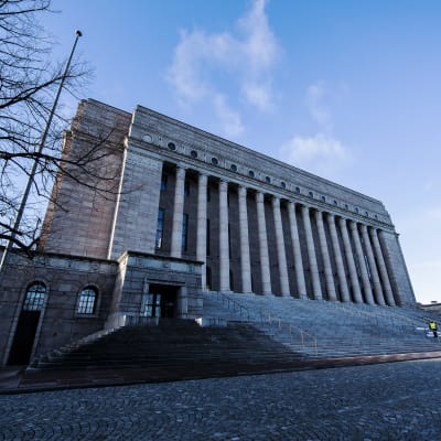Eduskuntatalo aurinkoisena päivänä 24. marraskuuta 2021 Helsingissä.