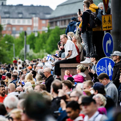 Kymmenet tuhannet ihmiset seurasivat puolustusvoimain lippujuhlan päivän valtakunnallista paraatia 4. kesäkuuta.