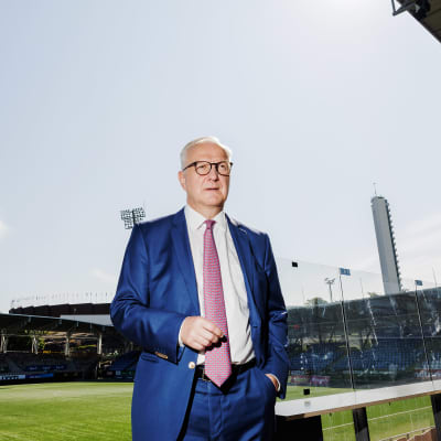 Olli Rehn piti tiedotustilaisuuden Bolt Arenan Hall of Fame -tilassa.