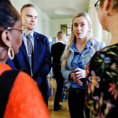Bella Forsgren, Atte Harjanne, Sofia Virta och Krista Mikkonen i riksdagen.